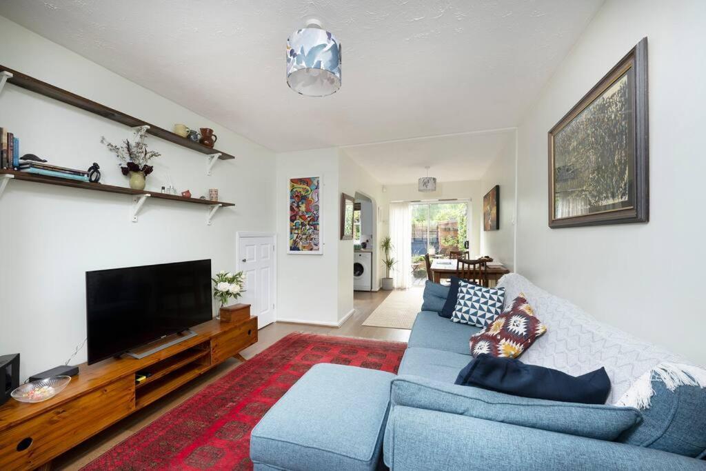 Victoria Park 2 Bedroom House W/ Garden & Parking Londra Dış mekan fotoğraf